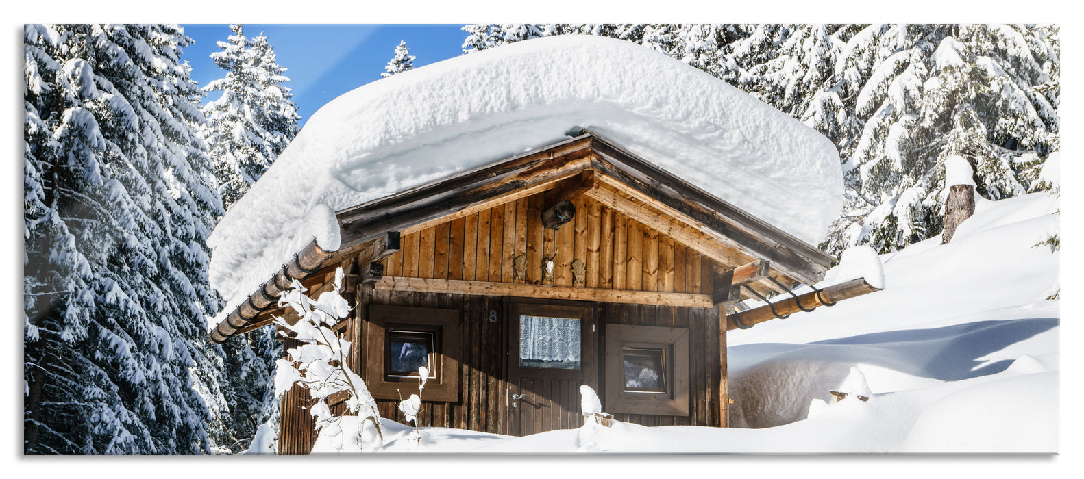 Pixxprint Verschneite Skihütte in Alpenwald, Glasbild Panorama