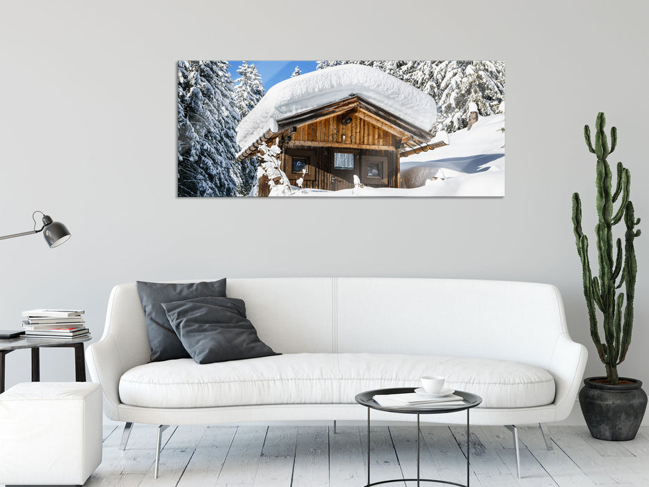 Verschneite Skihütte in Alpenwald, Glasbild Panorama