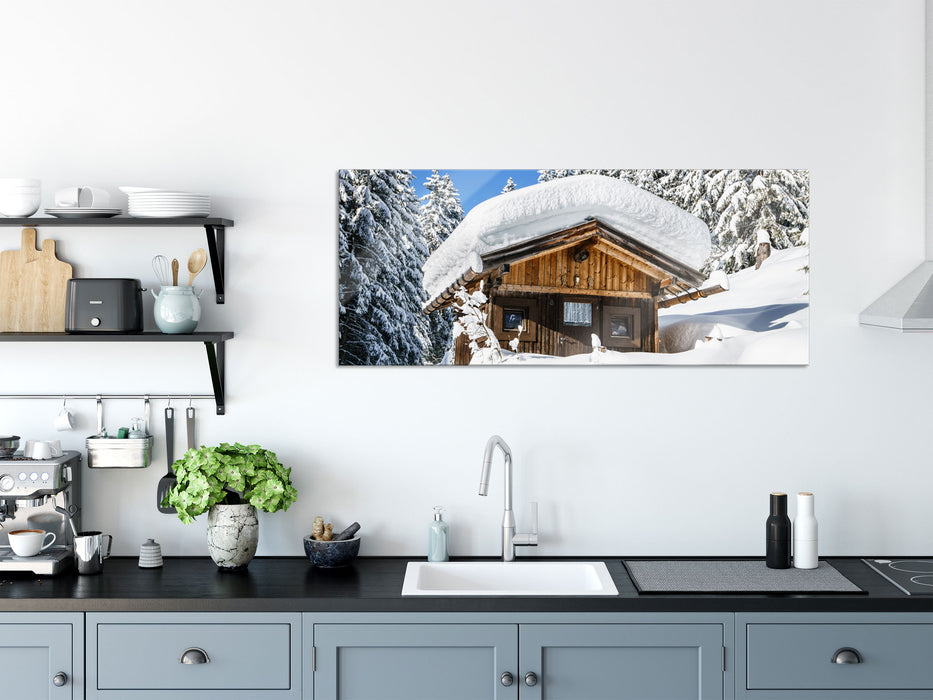 Verschneite Skihütte in Alpenwald, Glasbild Panorama