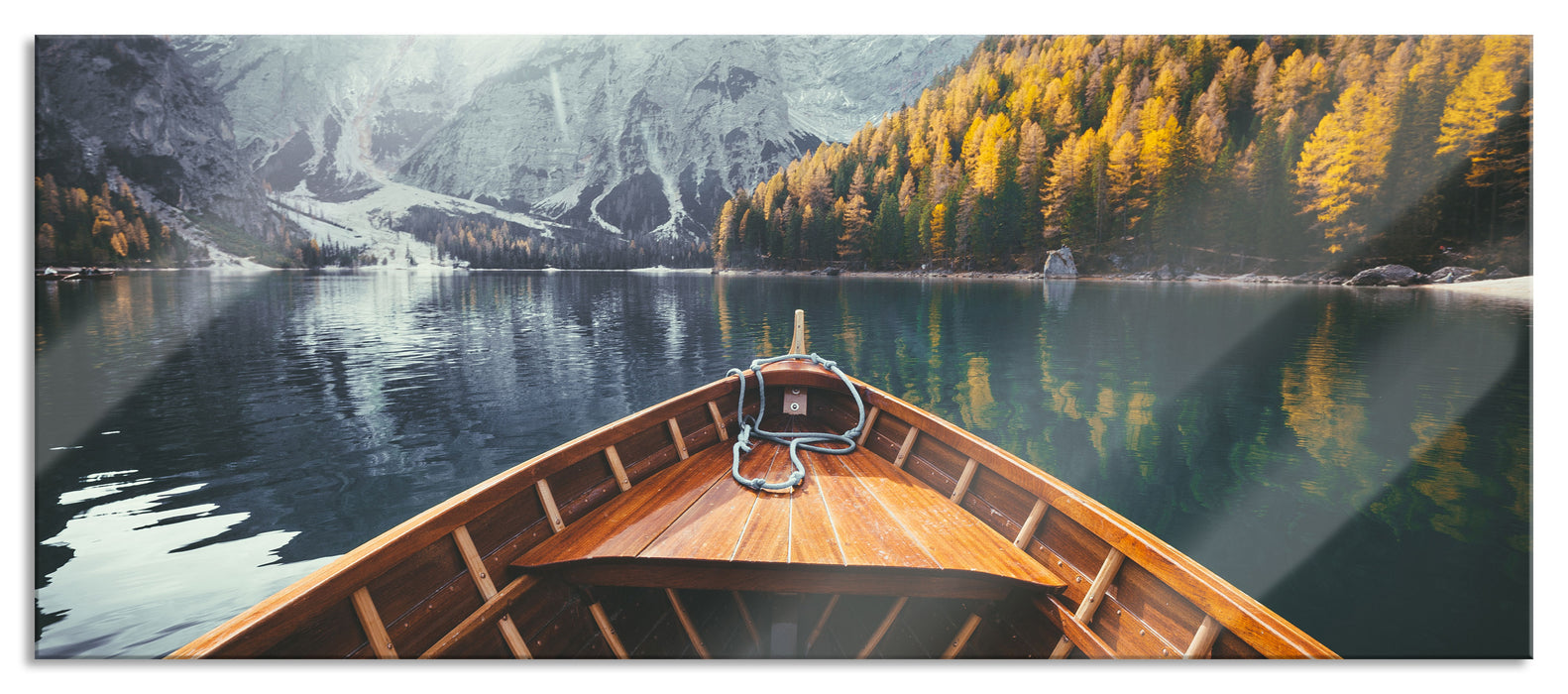 Pixxprint Holzboot auf Alpensee in den Dolomiten, Glasbild Panorama