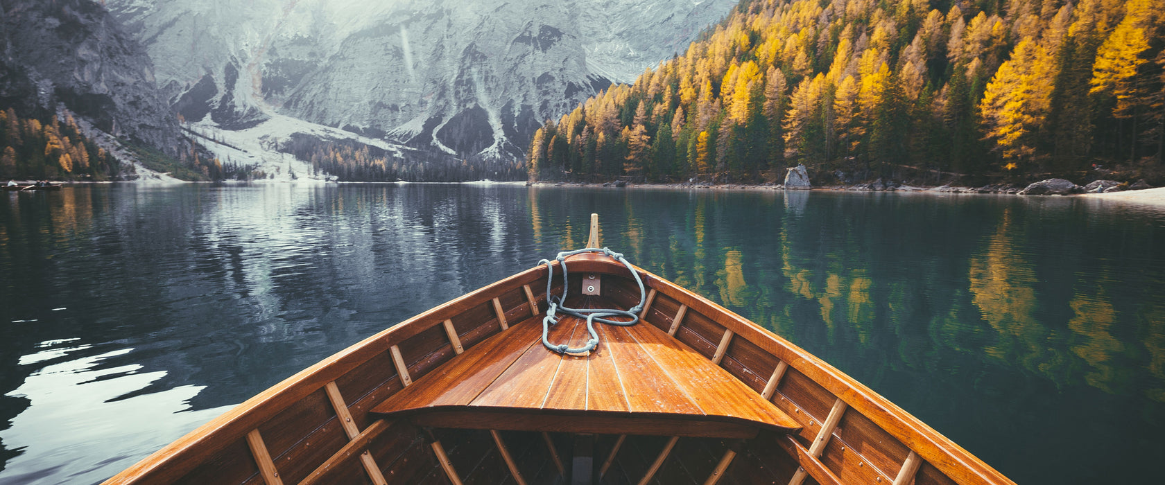 Holzboot auf Alpensee in den Dolomiten, Glasbild Panorama