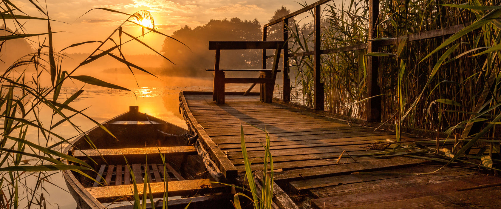 Bootssteg am See bei Sonnenuntergang, Glasbild Panorama