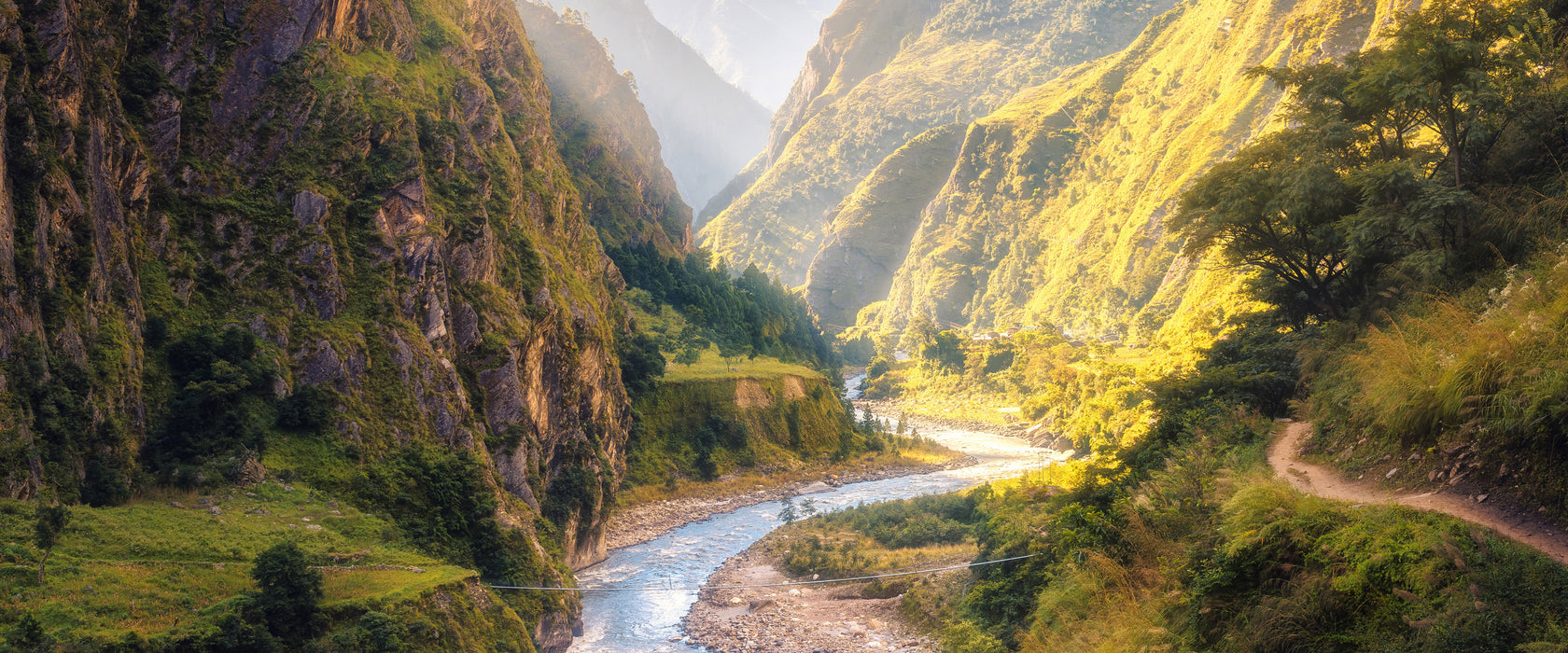 Fluss schlängelt sich durch Bergtal, Glasbild Panorama