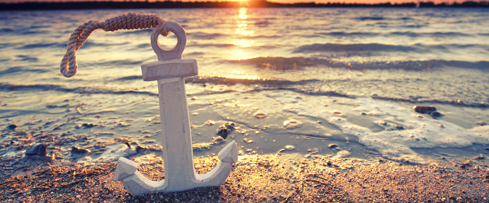 Anker am Ostseestrand im Sonnenuntergang, Glasbild Panorama