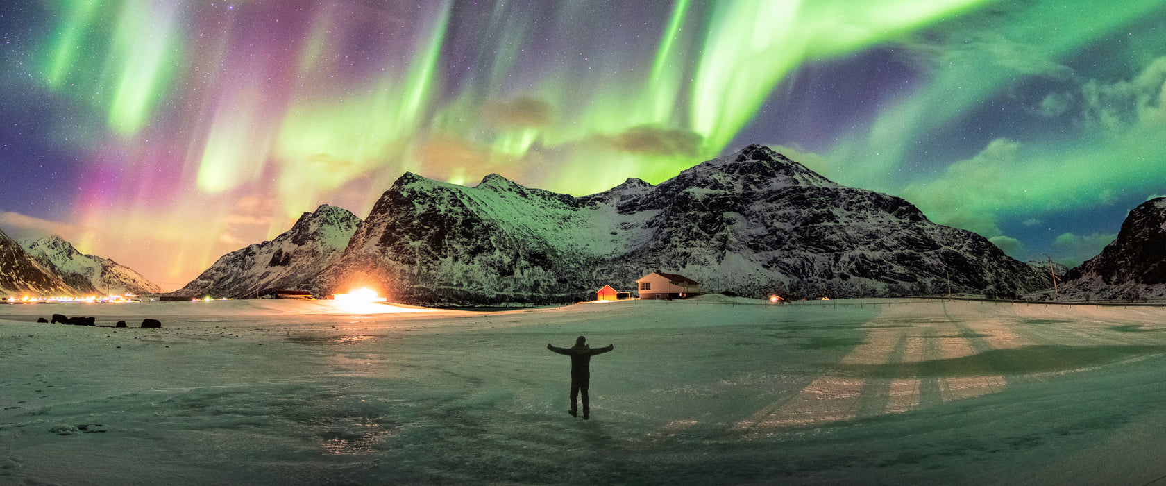 Polarlichter über den Bergen bei Nacht, Glasbild Panorama