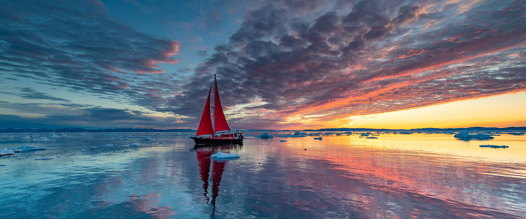 Einsames Segelboot in der Abenddämmerung, Glasbild Panorama