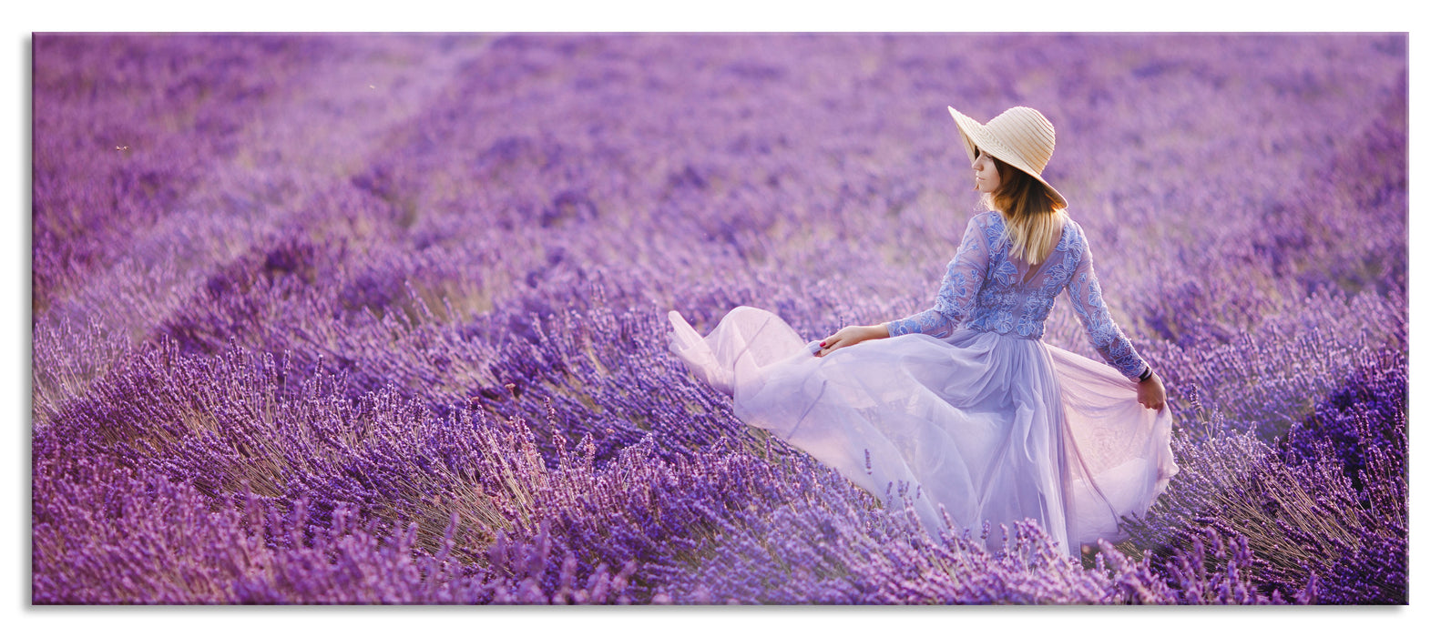 Pixxprint Frau im Kleid läuft durch Lavendelfeld, Glasbild Panorama