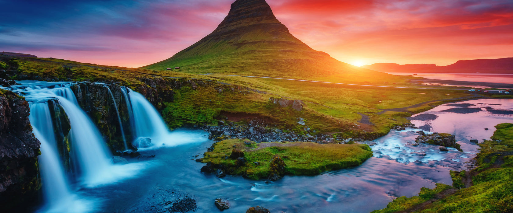 Kirkjufell Vulkan im Sonnenuntergang, Glasbild Panorama