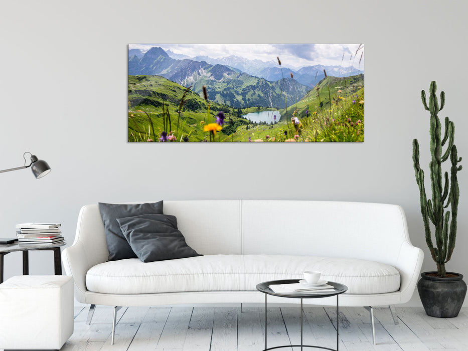 Wiesenblumen in den Bergen, Glasbild Panorama