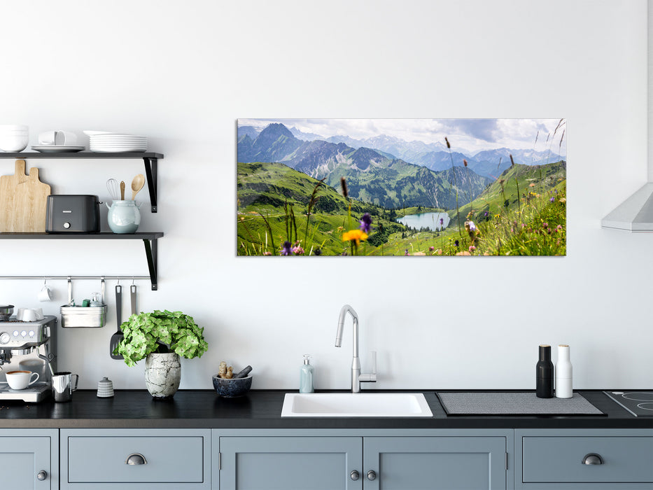 Wiesenblumen in den Bergen, Glasbild Panorama