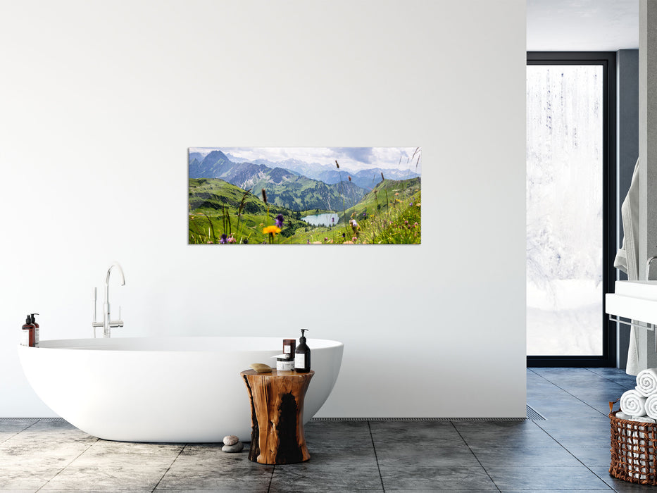 Wiesenblumen in den Bergen, Glasbild Panorama