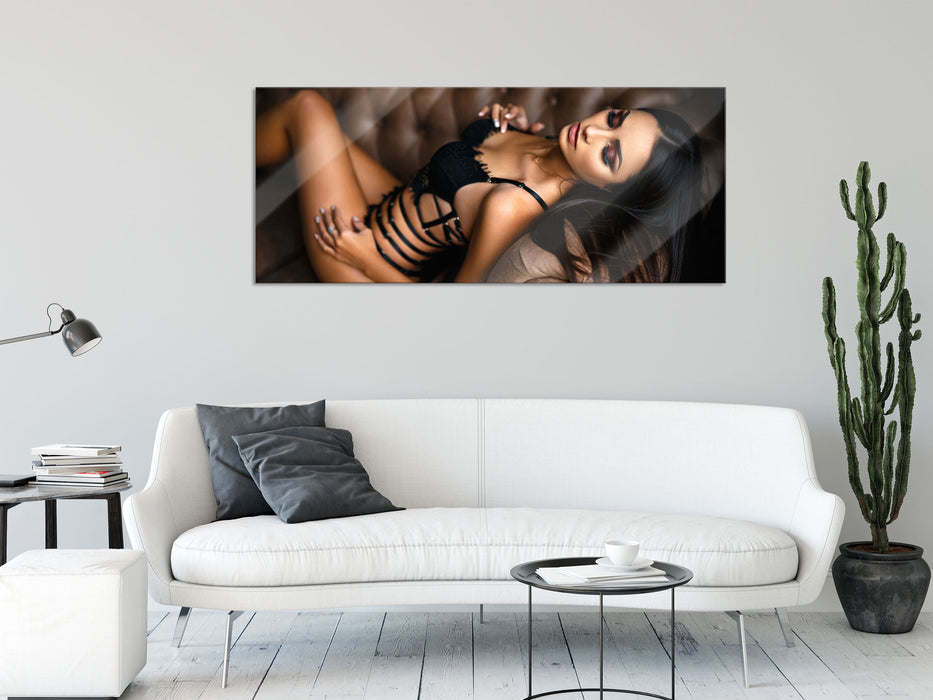 Frau in Dessous räkelt sich auf Sofa, Glasbild Panorama