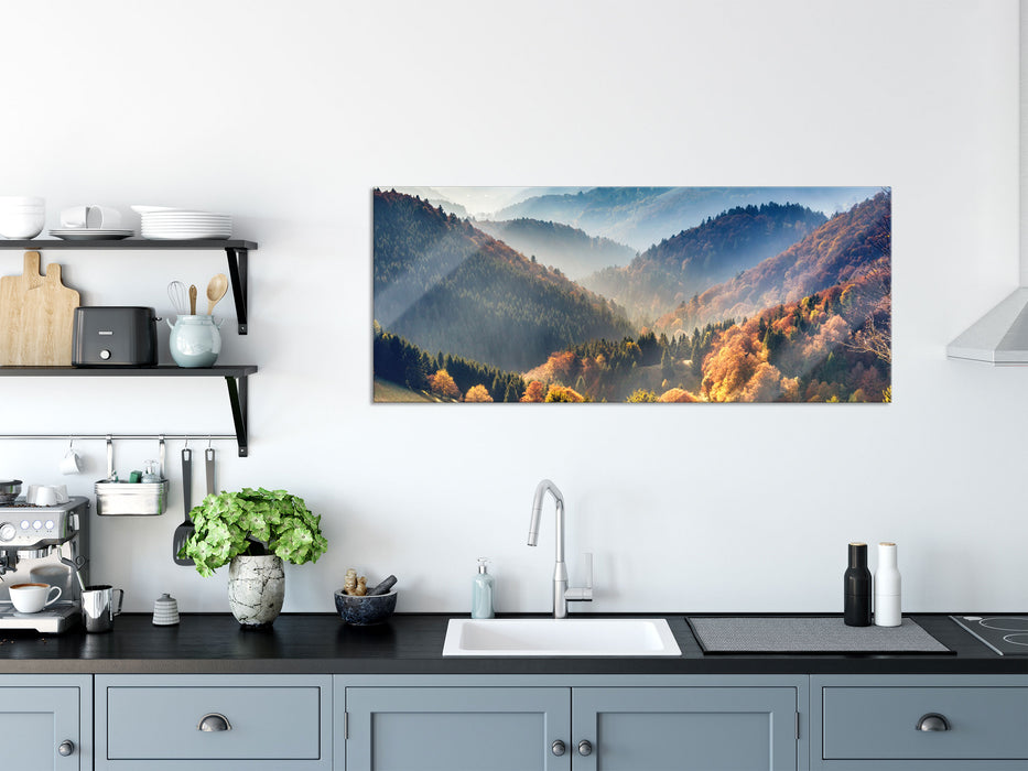 Nebelige Berglandschaft im Herbst, Glasbild Panorama