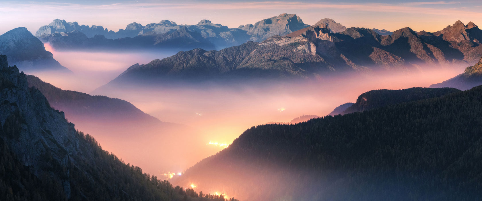 Leuchtender Nebel in Bergtälern, Glasbild Panorama