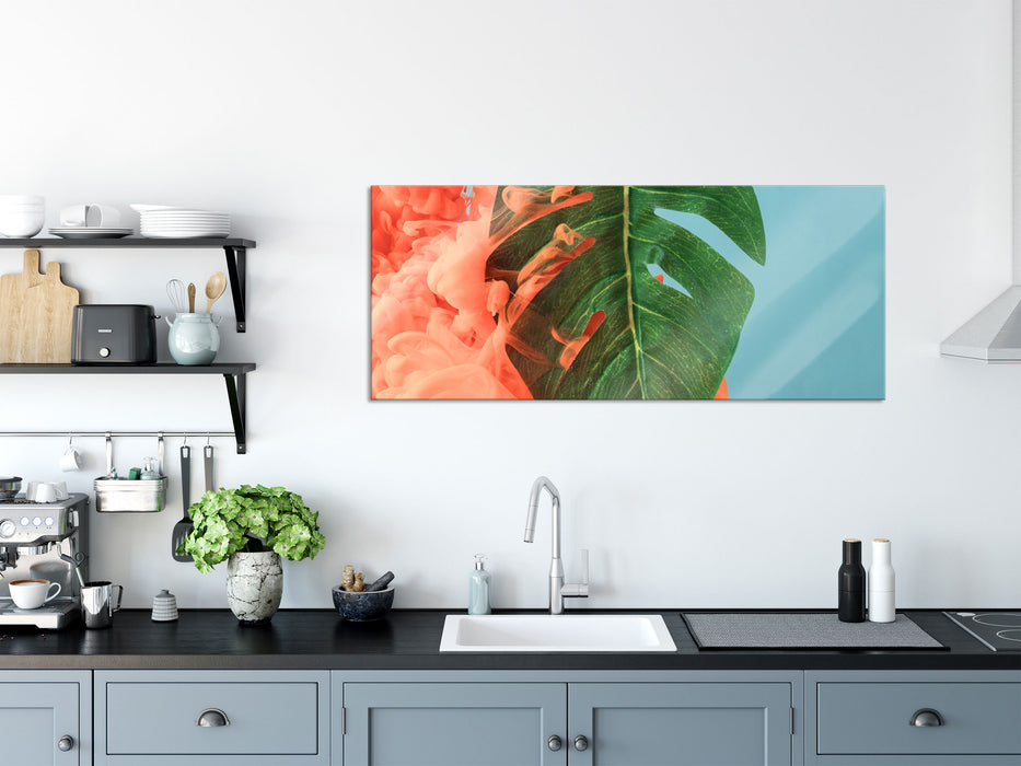 Monstera Blatt mit Pastelwolke, Glasbild Panorama