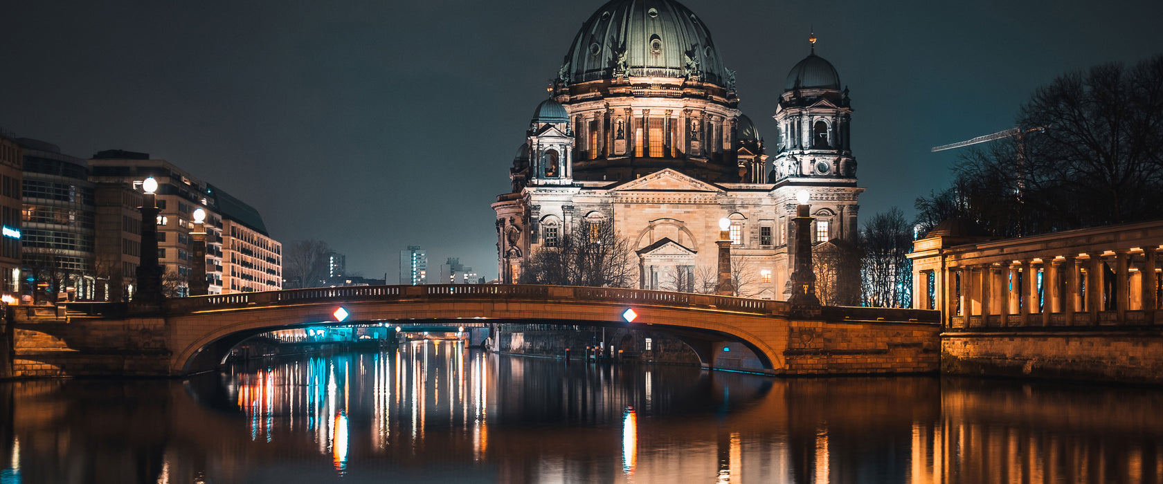 Berliner Dom an der Spree bei Nacht, Glasbild Panorama