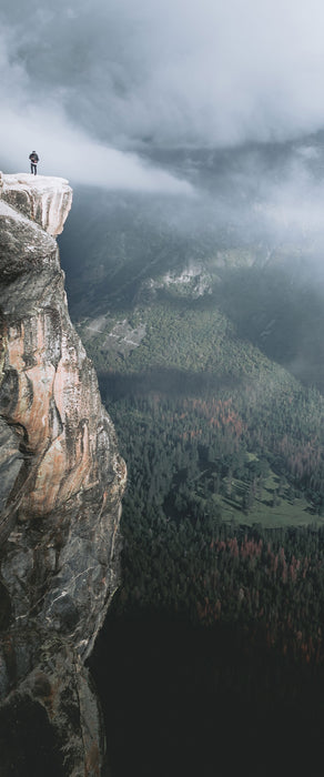 Einsamer Wanderer auf Felsklippe, Glasbild Panorama