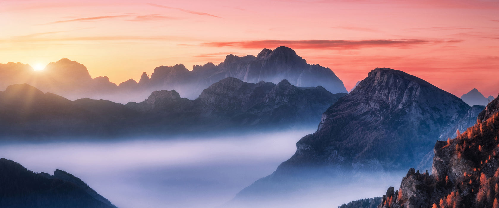 Vernebelte Berge bei Sonnenaufgang, Glasbild Panorama