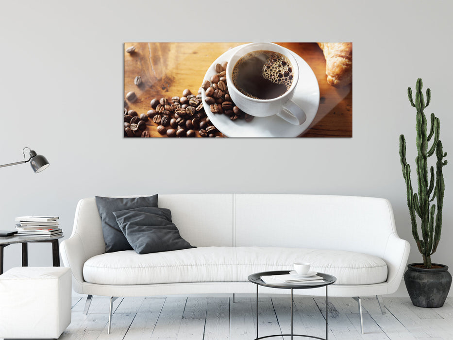 Tasse Kaffee mit Bohnen und Croissant, Glasbild Panorama