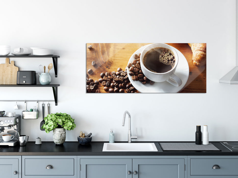 Tasse Kaffee mit Bohnen und Croissant, Glasbild Panorama