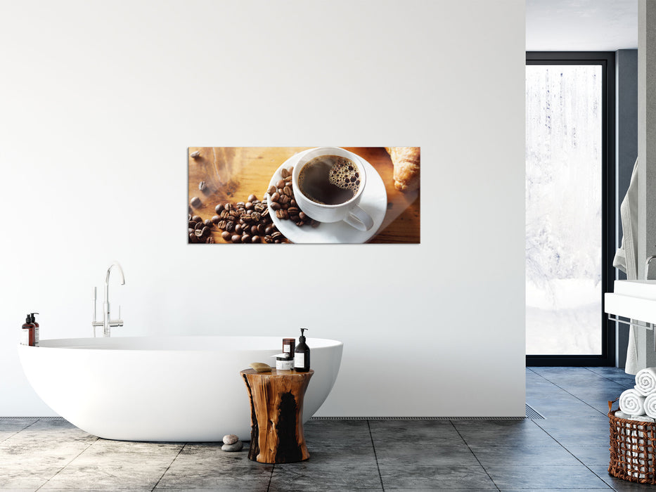 Tasse Kaffee mit Bohnen und Croissant, Glasbild Panorama