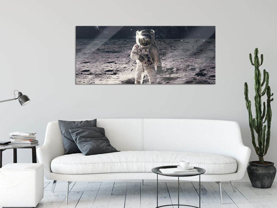 Einsamer Astronaut auf dem Mond, Glasbild Panorama