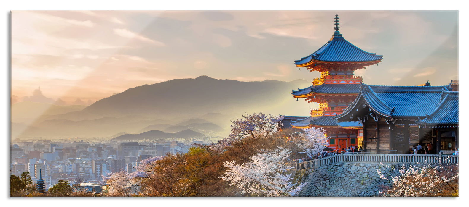 Pixxprint Japanischer Tempel vor nebeliger Stadt, Glasbild Panorama