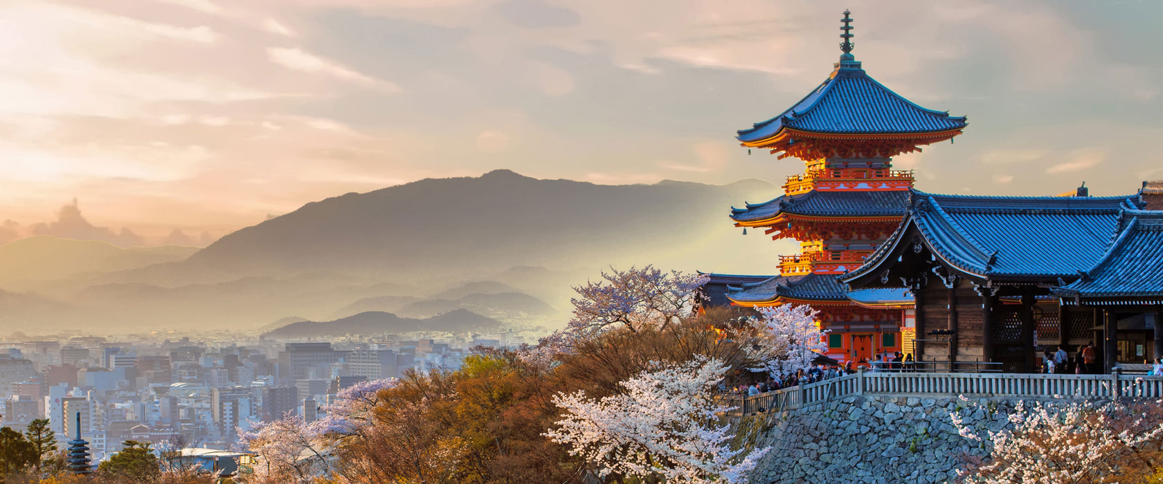 Japanischer Tempel vor nebeliger Stadt, Glasbild Panorama