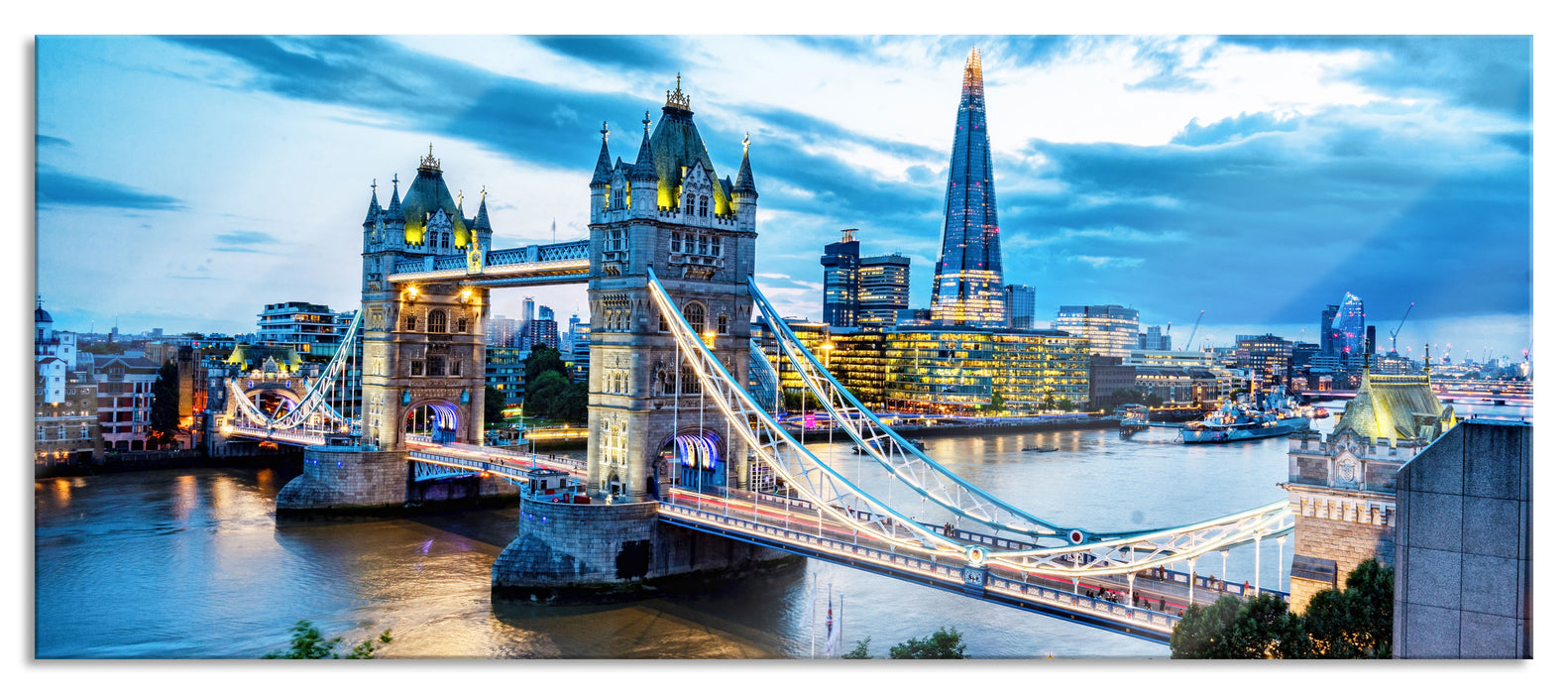 Pixxprint Beleuchtete Tower Bridge am Abend, Glasbild Panorama