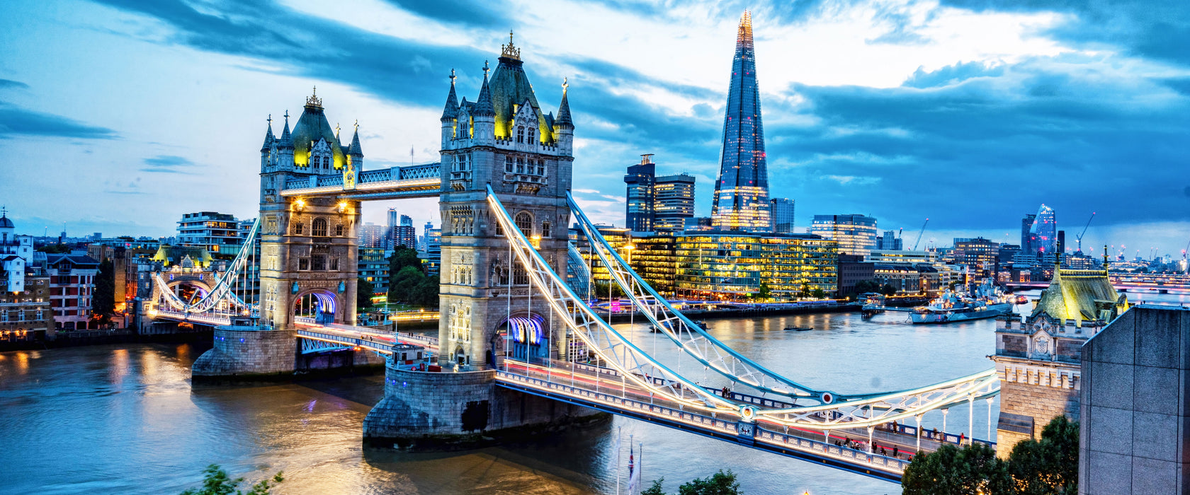 Beleuchtete Tower Bridge am Abend, Glasbild Panorama