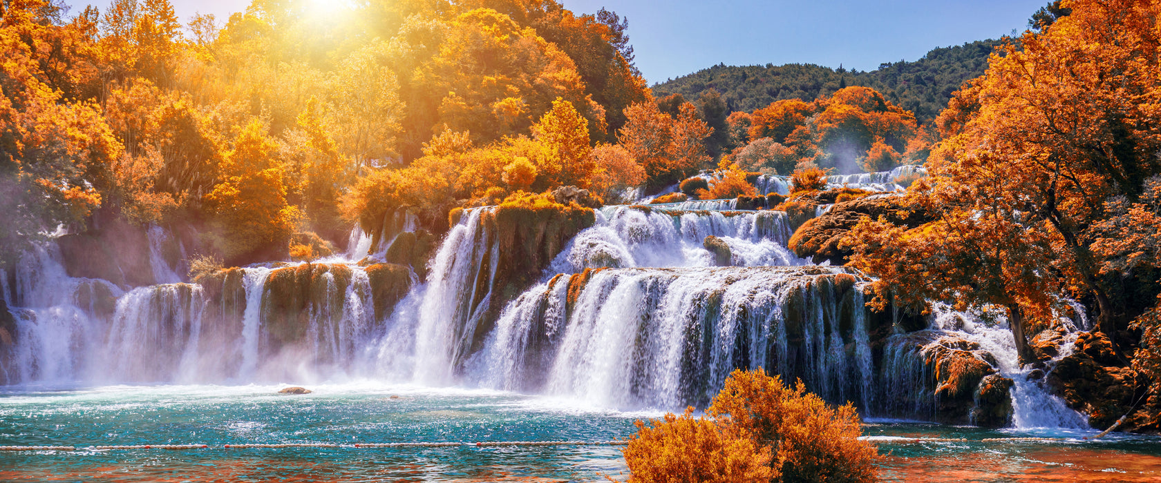 Wasserfälle im Herbst bei Sonnenuntergang, Glasbild Panorama