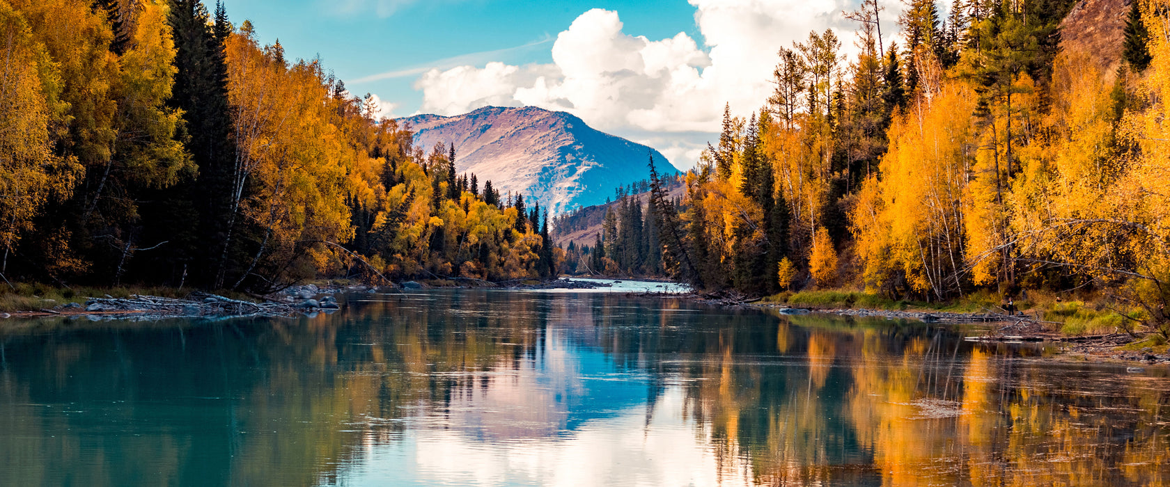 Bergsee mit Herbstwald, Glasbild Panorama