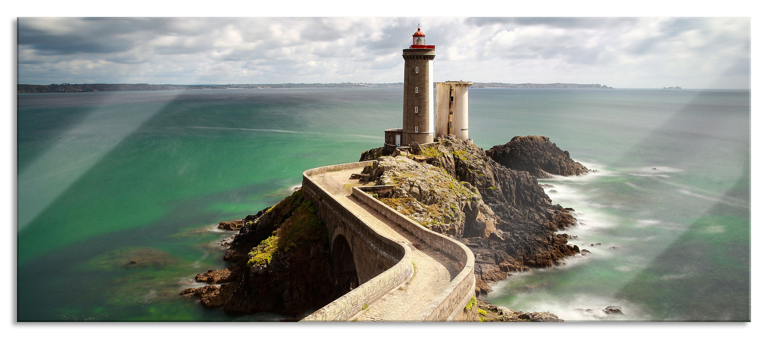 Pixxprint Steinbrücke zum Leuchtturm Phare du Petit Minou, Glasbild Panorama