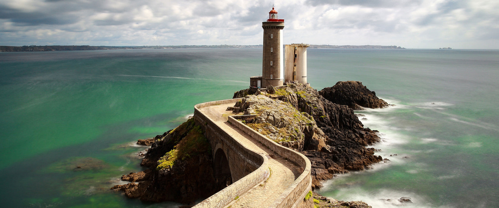 Steinbrücke zum Leuchtturm Phare du Petit Minou, Glasbild Panorama