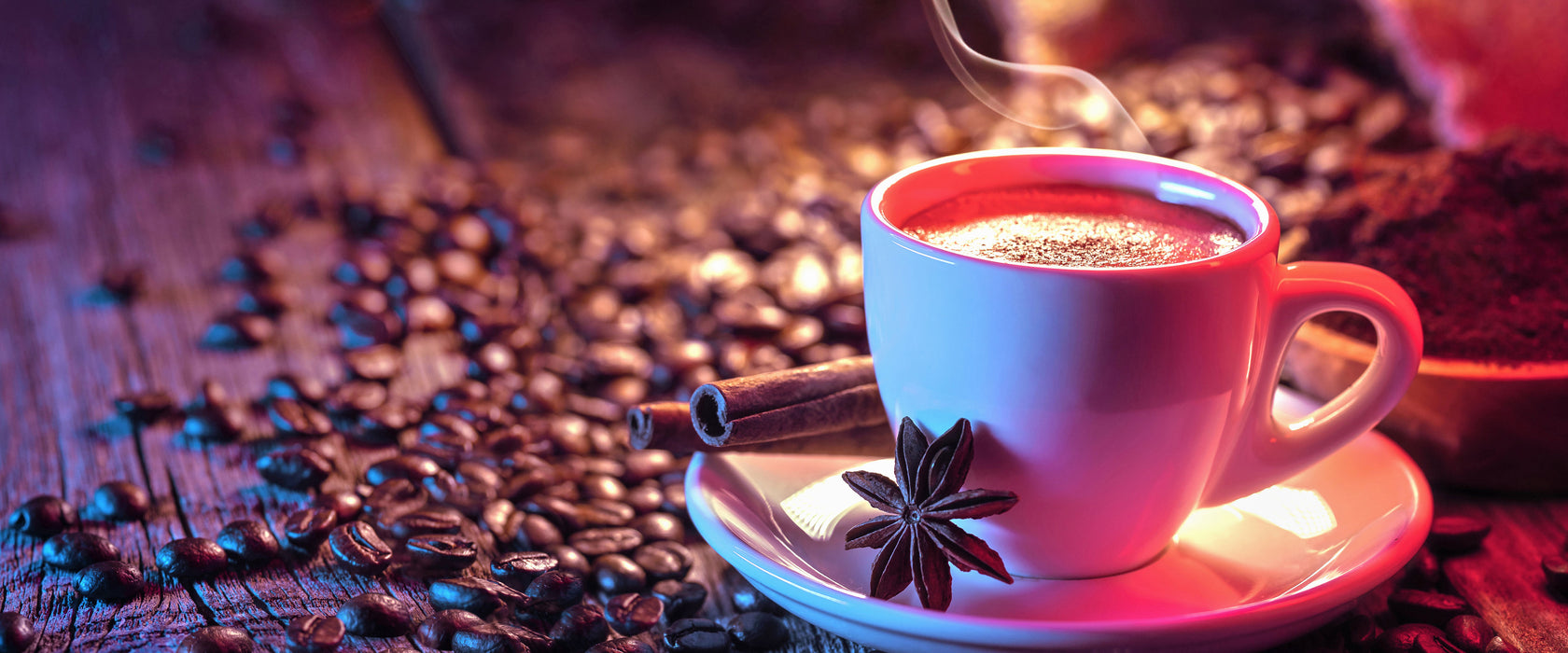 Kaffeetasse mit Bohnen auf Holztisch, Glasbild Panorama