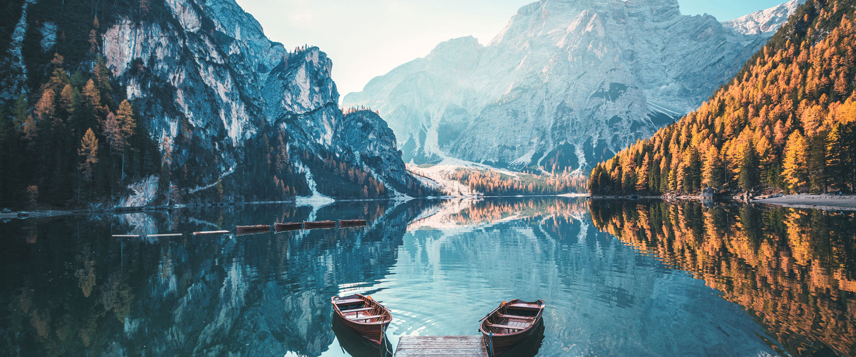 Boote am Steg des Pragser Wildsee, Glasbild Panorama