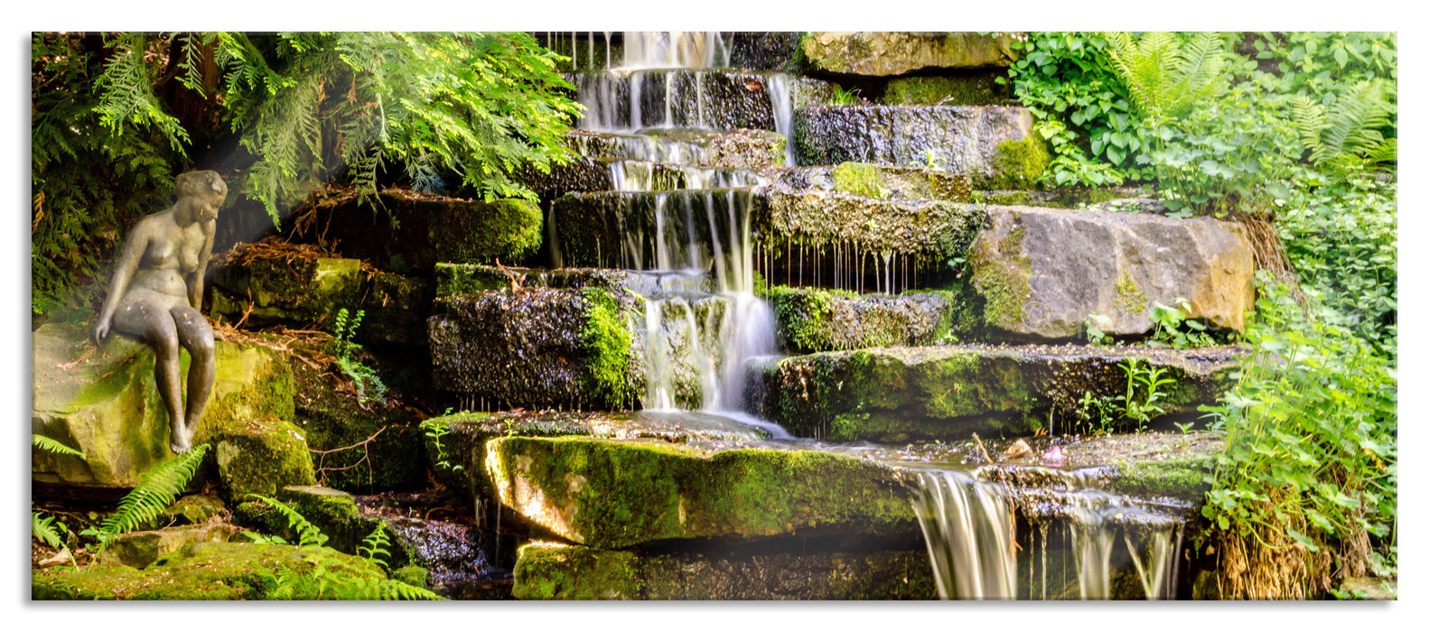 Pixxprint Kleiner Wasserfall über Steinplatten, Glasbild Panorama