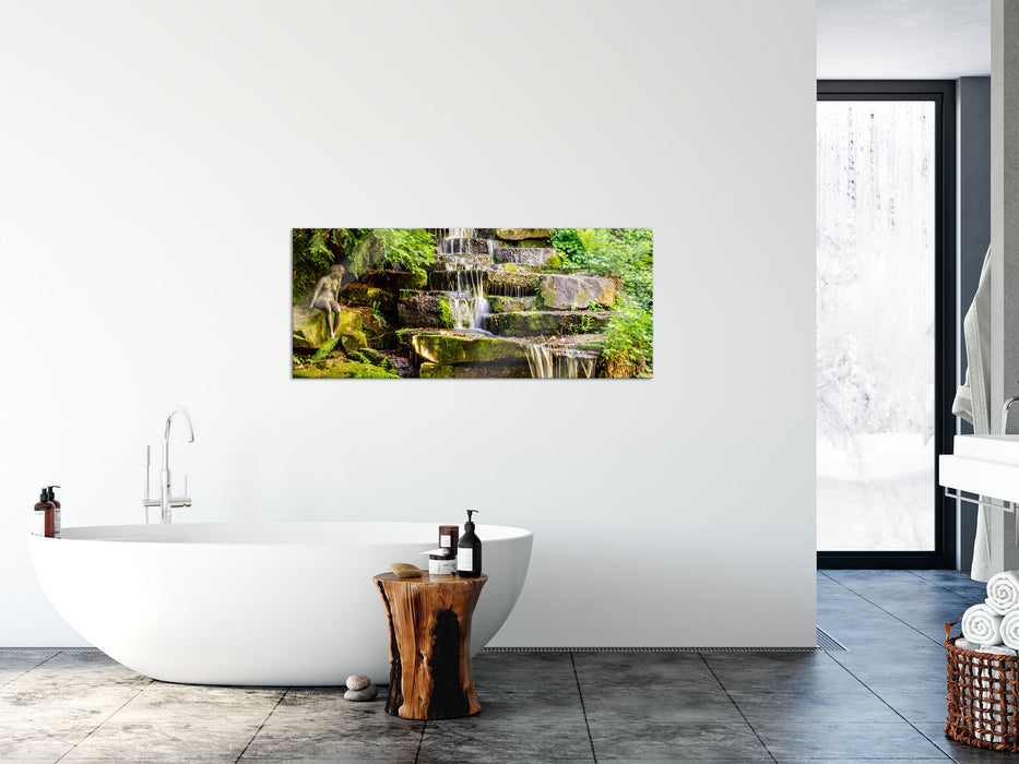 Kleiner Wasserfall über Steinplatten, Glasbild Panorama