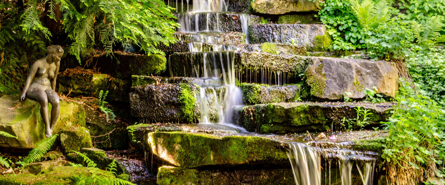 Kleiner Wasserfall über Steinplatten, Glasbild Panorama