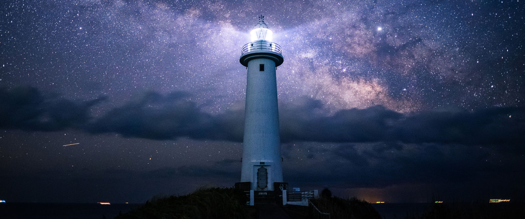 Leuchtturm in klarer Sternennacht, Glasbild Panorama