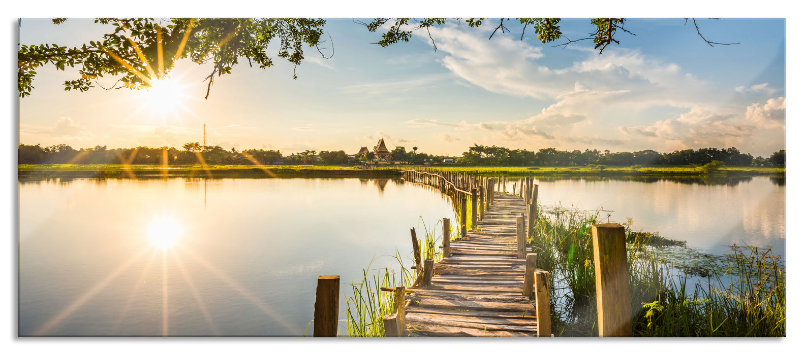 Pixxprint Holzbrücke über Natursee im Sommer, Glasbild Panorama