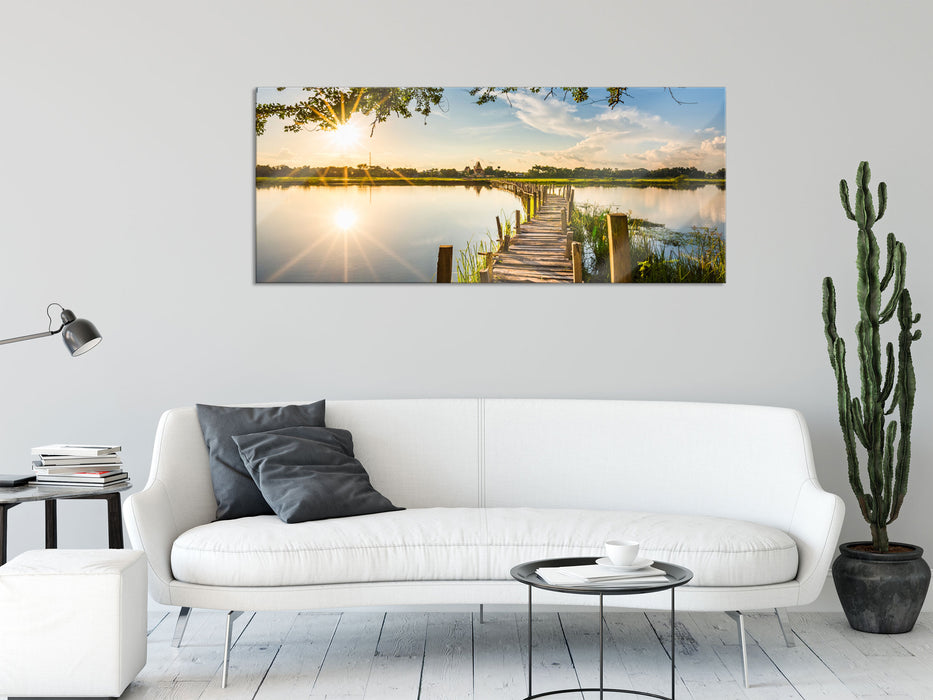 Holzbrücke über Natursee im Sommer, Glasbild Panorama