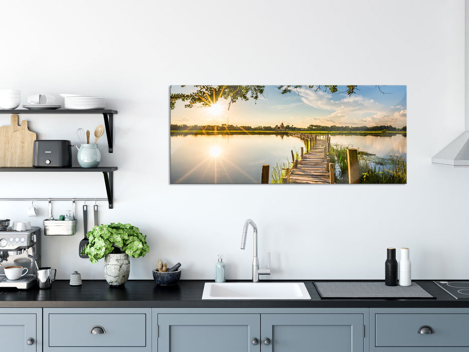 Holzbrücke über Natursee im Sommer, Glasbild Panorama