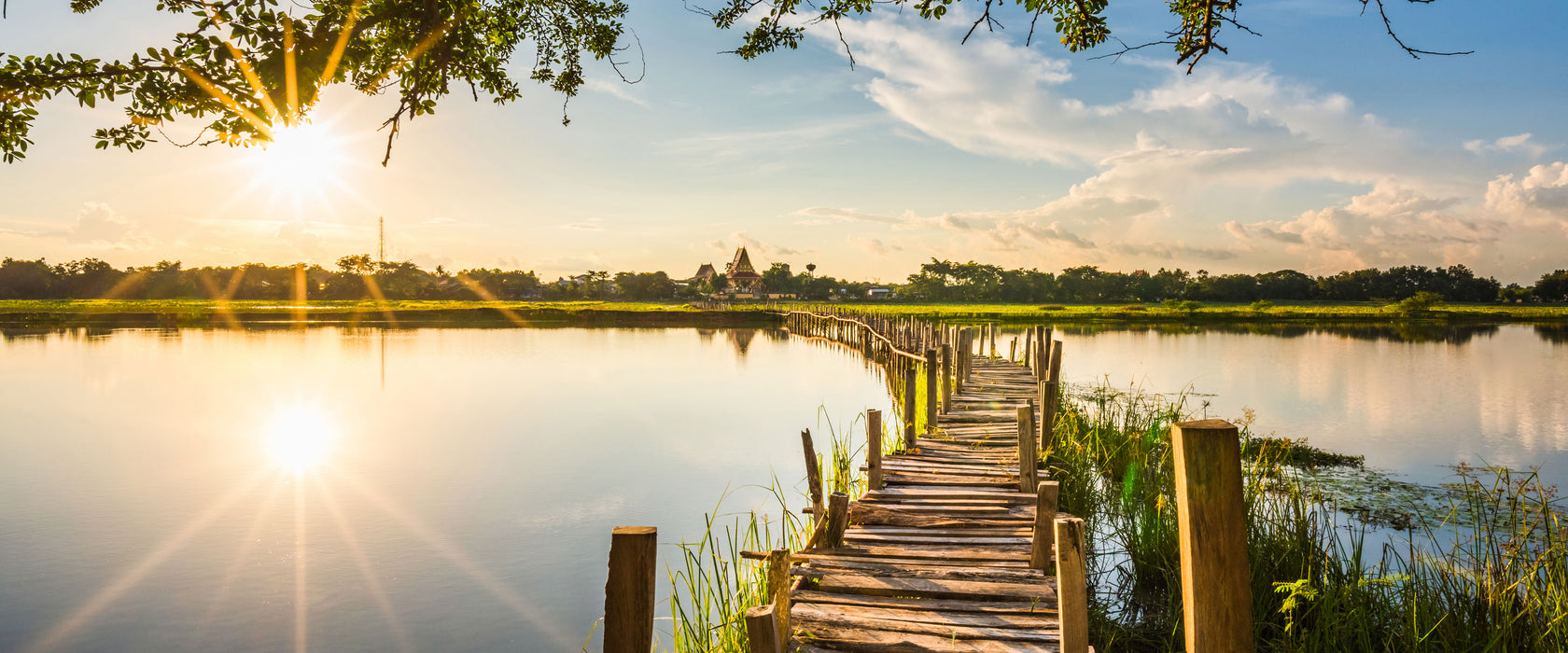 Holzbrücke über Natursee im Sommer, Glasbild Panorama