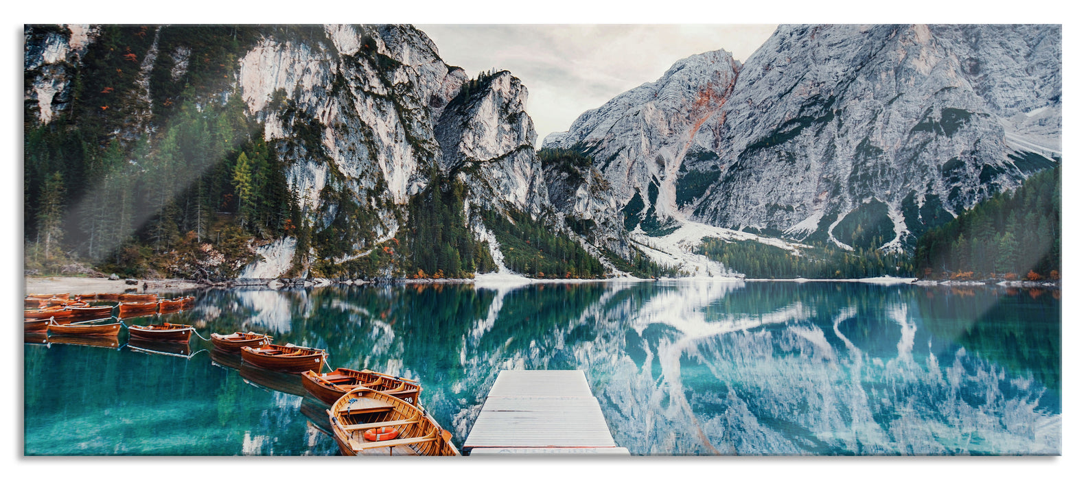 Pixxprint Bootsreihe am Steg des Pragser Wildsee, Glasbild Panorama