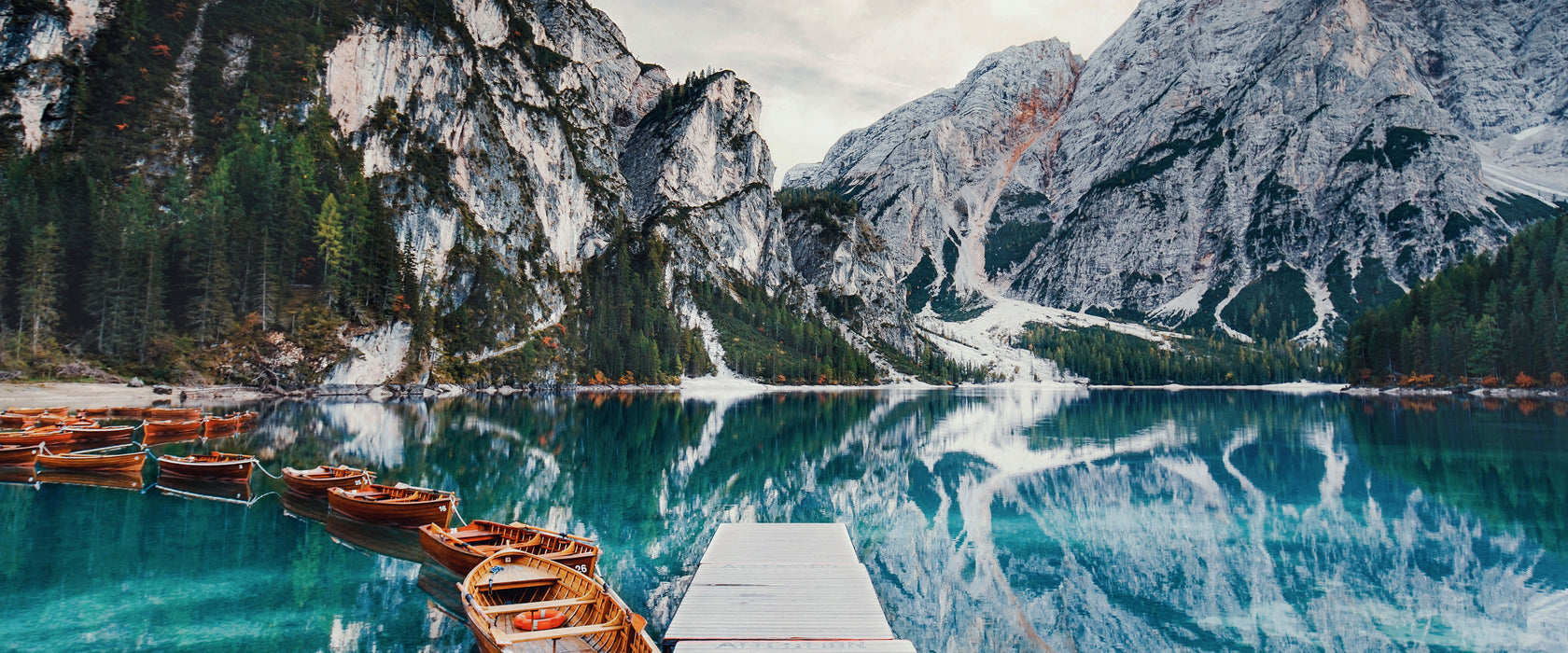 Bootsreihe am Steg des Pragser Wildsee, Glasbild Panorama