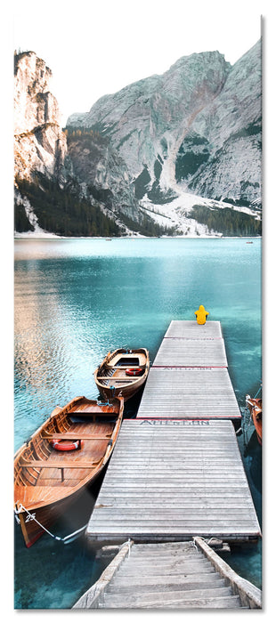 Pixxprint Bootssteg und Berge am Pragser Wildsee, Glasbild Panorama