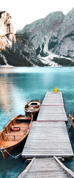 Bootssteg und Berge am Pragser Wildsee, Glasbild Panorama