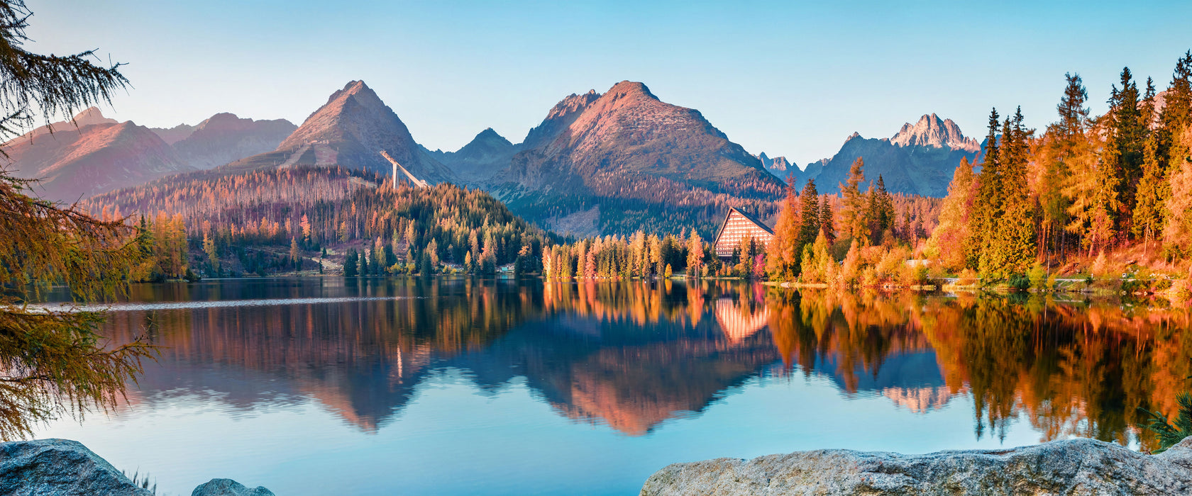 Herbstlicher Natursee in der Slowakei, Glasbild Panorama