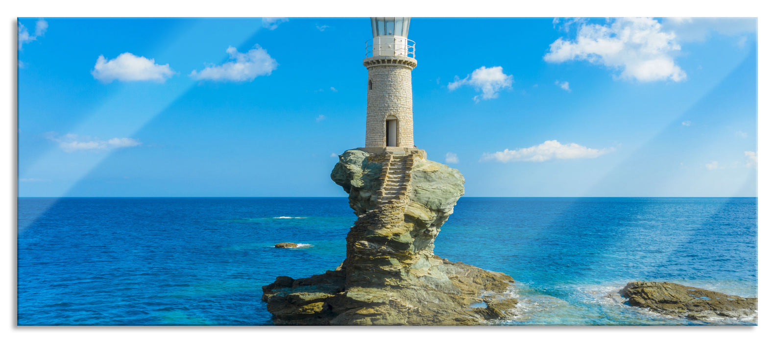 Pixxprint Leuchtturm auf kleiner Insel im Meer, Glasbild Panorama